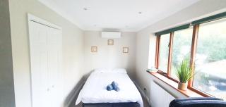 Old Slade Cottage - Train to London 30mins, Heathrow 15mins away,Free Parking - En-suit rooms - 3