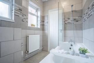 STAYZED E - NG7 Free WiFi, Parking, Stylish House Near City Centre - Great For Tourists, Families, Contractors & Long Stays - Nottingham - 2