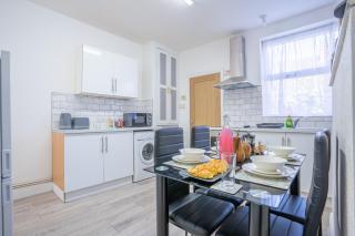 STAYZED E - NG7 Free WiFi, Parking, Stylish House Near City Centre - Great For Tourists, Families, Contractors & Long Stays - Nottingham - 4