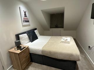 Fort House 6 Large Private Bedrooms with 7 beds, close to NEC, JLR, City Centre - Birmingham - 4