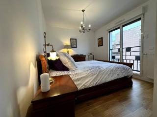 Bright sunny flat 2 bedrooms 750 sqft + free PKG - 1
