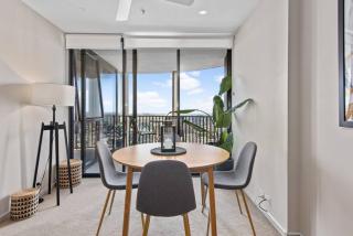 Top Floor! 2Bed/2Bath/1Car/Pool ~ VIEWS ~ CBD - 9