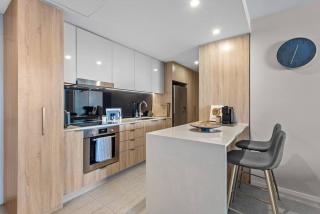 Top Floor! 2Bed/2Bath/1Car/Pool ~ VIEWS ~ CBD - Brisbane - 3