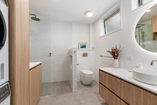 Newly renovated beach front unit. Views to die for! - Alexandra Headland - 6