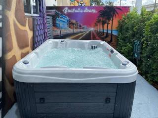 Cozy & Colorful Miami Art Canvas w/HotTub & Murals - Miami - 5