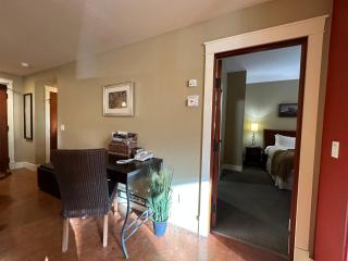 Solara Escape - 2BR Retreat with Pool - Hot Tub - Gym - Spa - 3