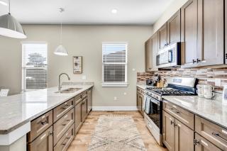 Bright & Spacious Modern Home, Mountain Views, Walk to Downtown - 1