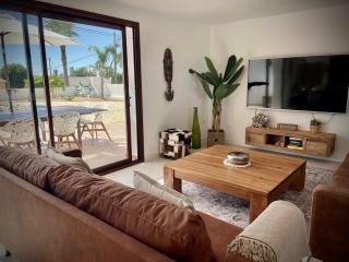 Off-grid Luxury Villa with Tikibar by the pool. - Calpe - 4