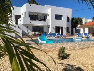 Off-grid Luxury Villa with Tikibar by the pool. - Calp - 7