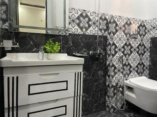 Private Luxury house opposite DHA Phase 5 Lahore - Lahore - 4