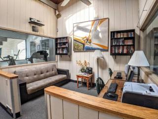 Cute Lower Level Cedar Lodge Room with Balcony & Lake Views! - Laconia - 5