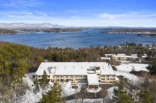 Cute Lower Level Cedar Lodge Room with Balcony & Lake Views! - Laconia - 2