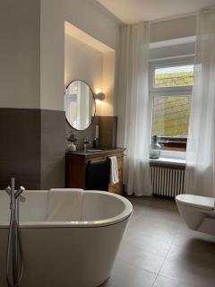 BG Living & Hosting - Exklusive Jugendstilwohnung an der Mosel in Ürzig - 2 Schlafzimmer, bis 4 Personen, Fahrradkeller, Waschmaschine & Trockner - 9