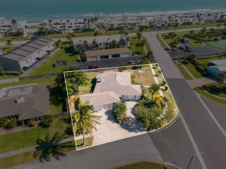 Melbourne Beach 4/3 Home steps to Beach w/Jacuzzi - 4