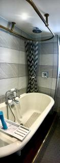 Stylish London Living with Free Parking in Super Host 5 Star Home - Finchley - 4