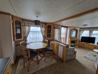 Hilltop Hideaway 2 Bed Caravan with Panoramic Town Scenery in Aberystwyth Holiday Village F8 - Aberystwyth - 4