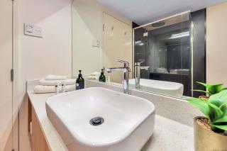 Resort Style Escape King Bed Pool Balcony - Darwin - 1