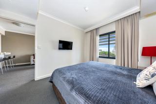 Resort Style Escape King Bed Pool Balcony - 7