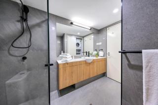 Resort Style City View King Bed Pool Balcony - 3