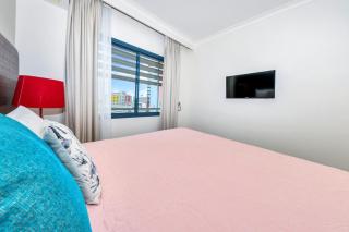 Resort Style City View King Bed Pool Balcony - 8