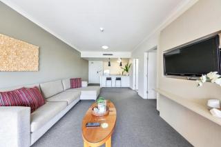 Resort Style City View King Bed Pool Balcony - 3