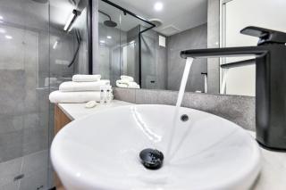 Resort Style City View King Bed Pool Balcony - 3