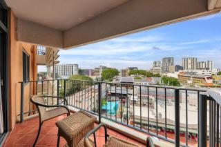 Resort Style City View King Bed Pool Balcony - 4