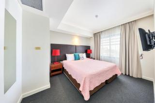 Resort Style City View King Bed Pool Balcony - 7