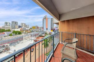 Resort Style City View King Bed Pool Balcony - 9