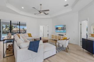 IMPECCABLE Gulf Access, Dock w/Tiki Bar, Outdoor Kitchen,AND AND AND - Villa Nautical Paradise - Cape Coral - 2