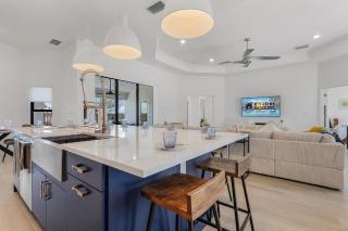IMPECCABLE Gulf Access, Dock w/Tiki Bar, Outdoor Kitchen,AND AND AND - Villa Nautical Paradise - Cape Coral - 1