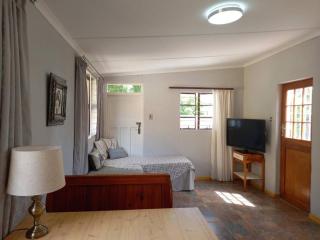 Spacious, bright private flat - Graaff-Reinet - 4