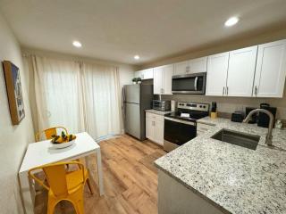*NEW* Gorgeous Sunshine - 2BD/1BA - Private Fenced Backyard! - Port Orange - 2