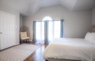 Elegant Executive Escape 3800 sqft 5 bedroom home - 5