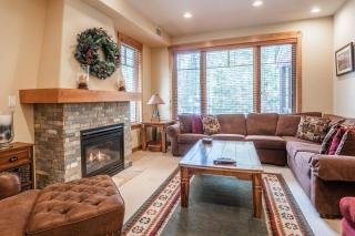Upscale 4 Bed, 3 Bath at the Woodwinds with Amazing Mountain Views and Golf Course Access and private hot tub and garage sleeps 10 - Mammoth Lakes - 9