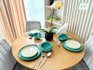 Stylish Apartment Getaway with self check-in and free parking lot - Arad - 0