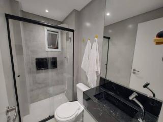 Apto com lazer completo, piscina, ar, mercadinho e pet friendly a 1 min da praia - Praia Grande - 4
