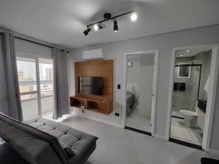 Apto com lazer completo, piscina, ar, mercadinho e pet friendly a 1 min da praia - Praia Grande - 2