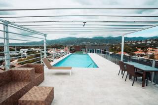 Lush Penthouse Escape with Rooftop Pool - Kingston - 4