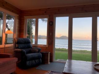Oakura Bay Absolute Beachfront Holiday Home - Hikurangi - 7