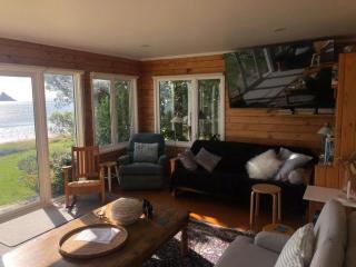 Oakura Bay Absolute Beachfront Holiday Home - 6