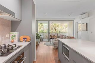Sublime Simplicity! ~1Bed/Study/1Bath/Balcony/1Car - Brisbane - 1