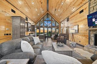 Bright Cabin w Spa + Mountain Views Sleeps 12 - Broken Bow - 4