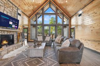 Bright Cabin w Spa + Mountain Views Sleeps 12 - Broken Bow - 3