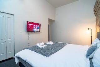 Luxury 5BR South Loop Suite with Pool Table and Optional Parking Near McCormick Place, Field Museum and Soldier Field - 2