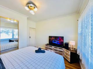 Cosy 4BR Home 15 Minutes Away From Melbourne Airport - St Albans - 4