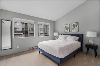 Blueground Bellevue balcony lake views SEA-704 - Bellevue - 1