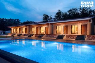 StayVista's Mango Splash - Mountain-View Retreat with Spacious Outdoor Pool, Lawn & Gazebo - Karjat - 9