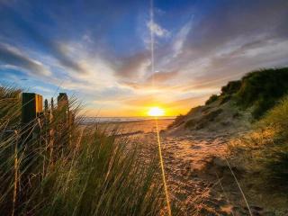 82, Belle Aire, Hemsby - Two bed chalet, sleeps 5, bed linen and towels included - pet friendly - Great Yarmouth - 8