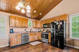 Melbeary~Views*Private Cabin*3 Kings*Hot Tub - Sevierville - 8
